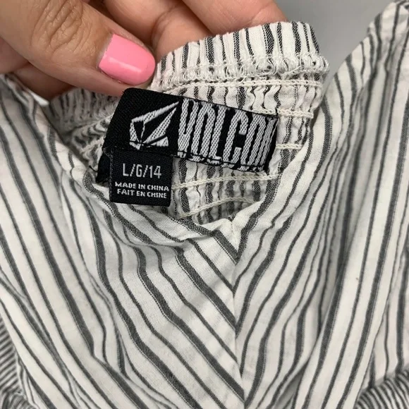 VOLCOM Gray And White Adjustable Strap Ruffle Tiered Smocked Back Sundre… - Picture 5 of 6